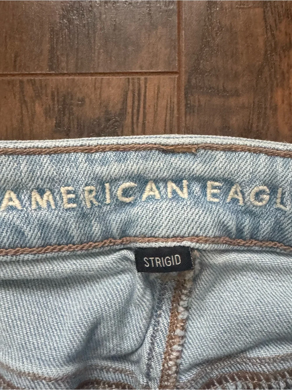 American Eagle Size 4 Lightwash Strigid Mom Jeans